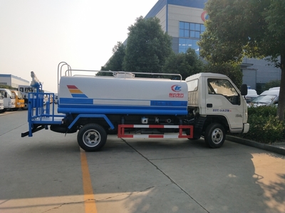 鄭州制造業新亮點 12噸級抑塵車生產線引關注，助力藍天保衛戰